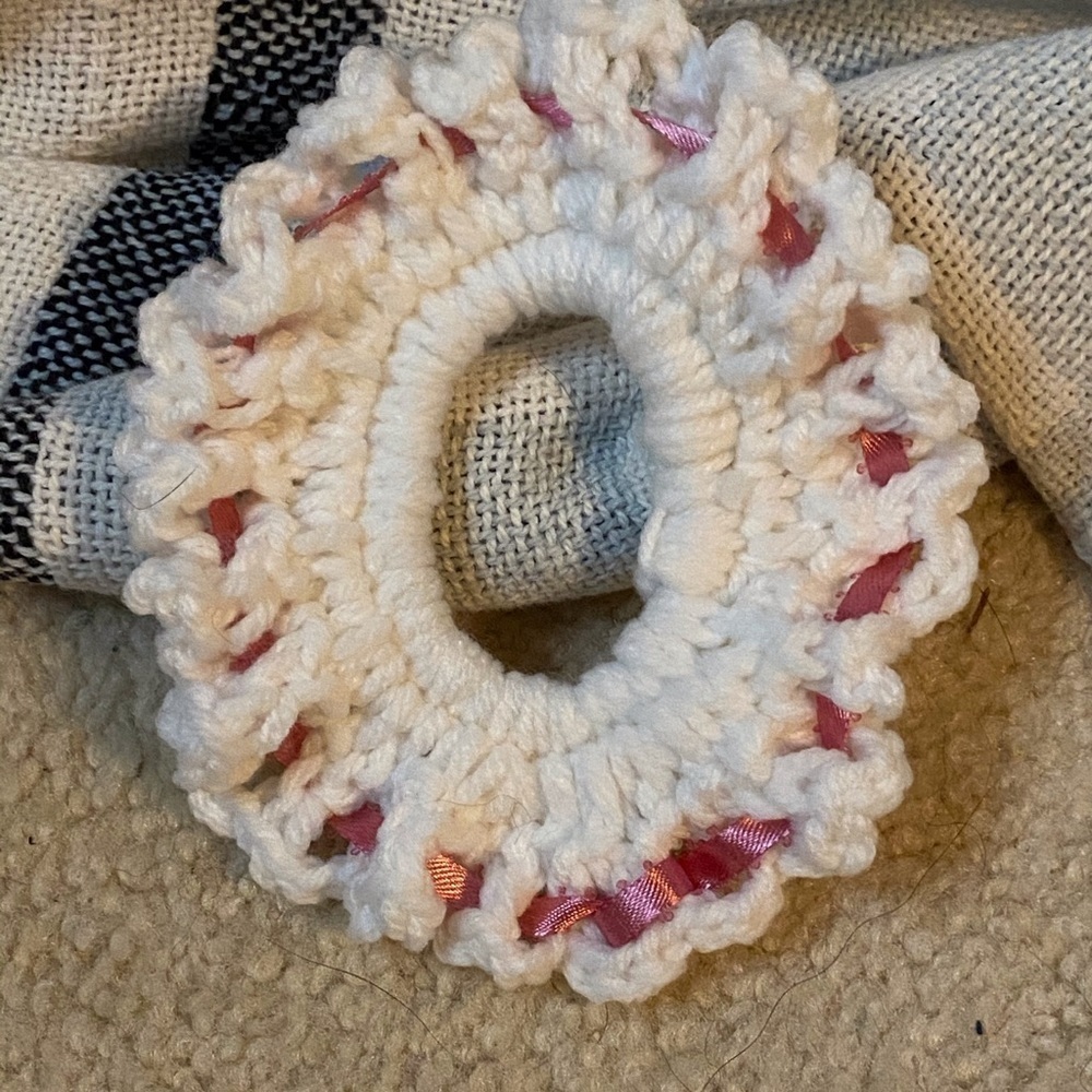 💜Touch of 🎀 Pink and White Scrunchie 💙